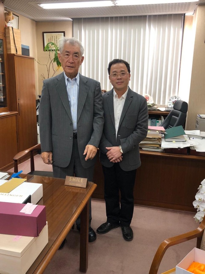 GS. Tạ Thành Văn thăm GS. Tasuku Honjo sau khi thầy giáo của mình được Giải Nobel