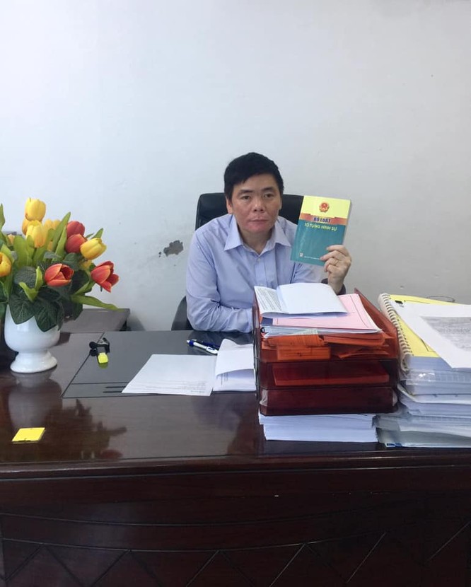 Tài khoản Facebook của luật sư Trần Vũ Hải đăng ảnh cho biết ông ở lại văn phòng sau khi công an kết thúc cuộc khám xét