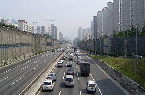 Đường cao tốc Gyeongpu nối Seoul với Busan 