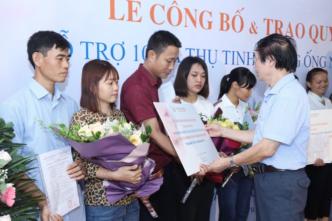 BS. Nguyễn Khắc Lợi trao gói hỗ trợ miễn phí cho các cặp vợ chồng hiếm muộn 