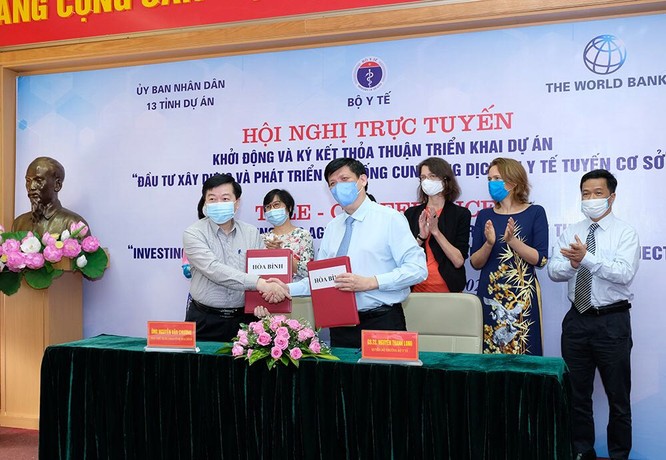 Quyền Bộ trưởng Bộ Y tế Nguyễn Thanh Long ký kết thỏa thuận trách nhiệm triển khai dự án với lãnh đạo các tỉnh (ảnh: Trần Minh)