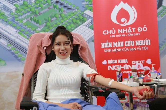 NSƯT Xuân Bắc và Hoa hậu Đỗ Thị Hà tham dự ngày hội hiến máu Chủ nhật Đỏ 2021 ảnh 3
