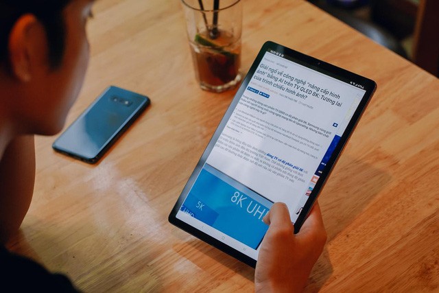 Galaxy Tab S5e cực kì mỏng nhẹ, mang theo bên mình dễ dàng và dùng một tay thoải mái không gây mỏi.