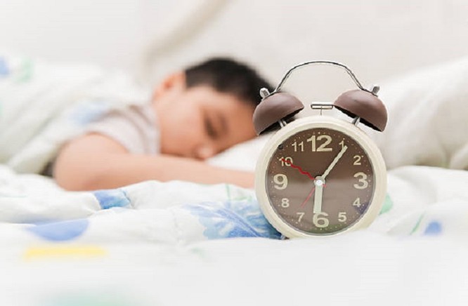 Cách để công nghệ không ảnh hưởng đến giấc ngủ của trẻ ảnh 1