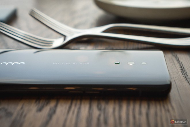 Để tránh mặt camera bị trầy xước khi đặt trên mặt bàn, Oppo còn gắn thêm một viên bi tròn nhỏ nổi lên, điểm xuyến với viền xanh xung quanh trông rất tinh tế.