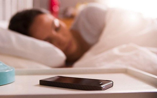Hạn chế sử dụng điện thoại trước khi ngủ
