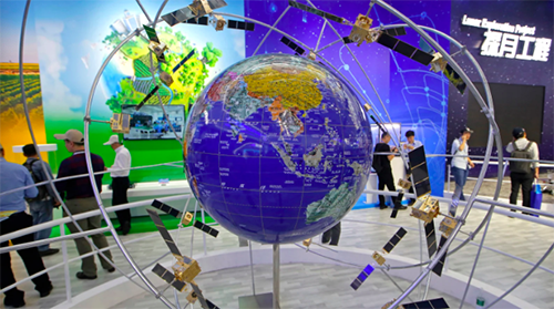 Một mô hình của Hệ thống vệ tinh dẫn đường BeiDou tại Triển lãm hàng không và hàng không vũ trụ quốc tế Trung Quốc 2018. Ảnh : AP