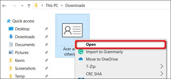 Theo mặc định, tệp VCF khi tải về sẽ được lưu trong thư mục Downloads trong máy tính. Hãy chuột phải vào tệp và chọn Open.