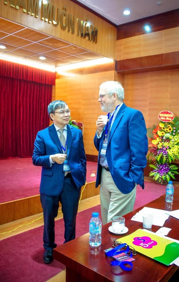 GS Nông Văn Hải (trái) và GS Mark Stoneking trong Hội thảo quốc tế do Viện Nghiên cứu hệ gene tổ chức năm 2017. Ảnh: NVCC.