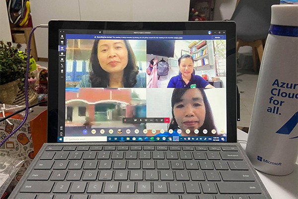 Nhiều dự án tăng cường kỹ năng số đang được triển khai tại Việt Nam, trong đó có việc tập huấn cho các thầy cô giáo làm quen với nền tảng họp trực tuyến Microsoft Teams. 