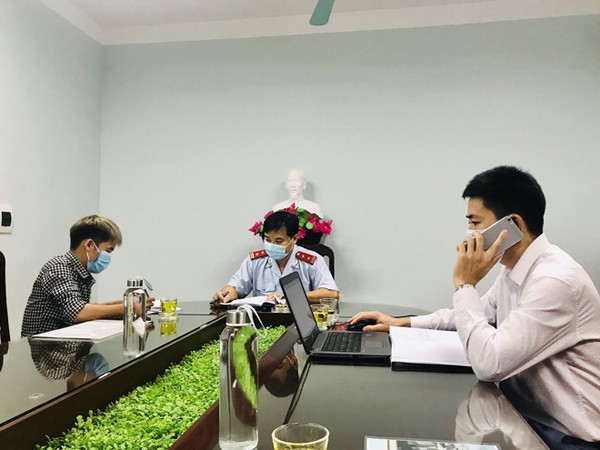 Nguyễn Văn Hưng (trái) làm việc với cơ quan chức năng tại Sở Thông tin và Truyền thông tỉnh Bắc Giang chiều 10/9. Ảnh: Sở TT&TT Bắc Giang.