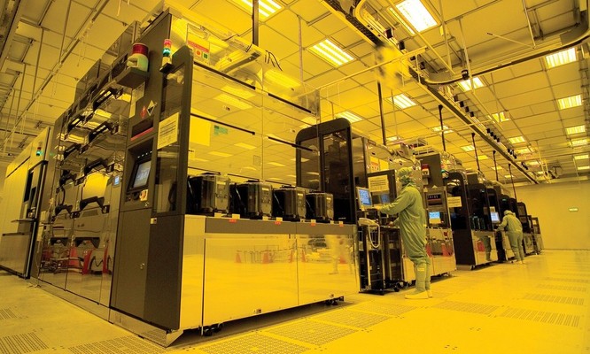 Bên trong nhà máy sản xuất chip của TSMC. Ảnh: Reuters.