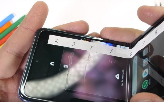 Samsung có đang đánh lừa người dùng về màn hình kính siêu mỏng trên Galaxy Z Flip? ảnh 1