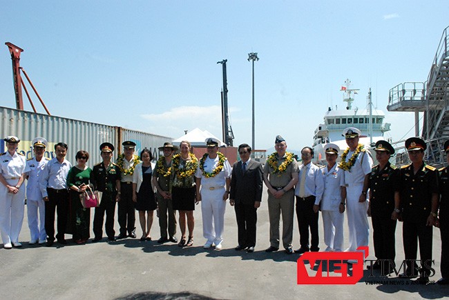 Các bên tham gia PP17 chụp ảnh lưu niệm tại lễ đón tàu