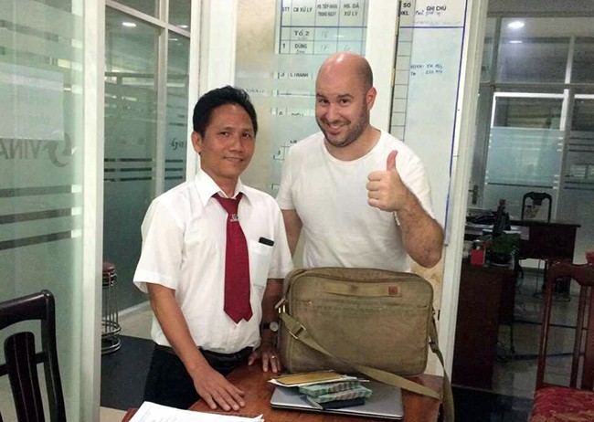 Tài xế tài xế Trần Ngọc Khanh bảo quản và trả lại tài sản bỏ quên trên xe taxi cho hành khách Micheal (quốc tịch Mỹ).