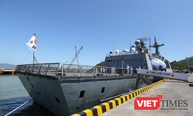 Để tăng cường các hoạt động tác chiến trên không, hạm còn được trang bị 1 hangar và sân đỗ trực thăng phía đuôi tàu, đảm bảo hoạt động cho trực thăng săn ngầm Westland Lynx Mk99/99A.