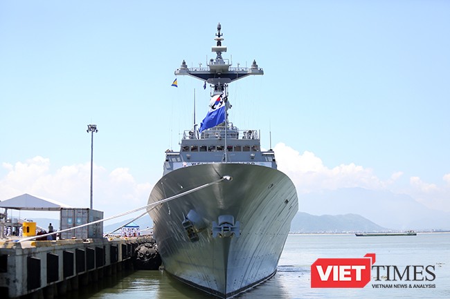 Tàu khu trục tên lửa ROKS Kang Gam Chan (DDH-979) tại cảng Tiên Sa (Đà Nẵng)