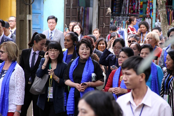 Đoàn phu nhân lãnh đạo APEC dạo phố cổ Hội An ảnh 6