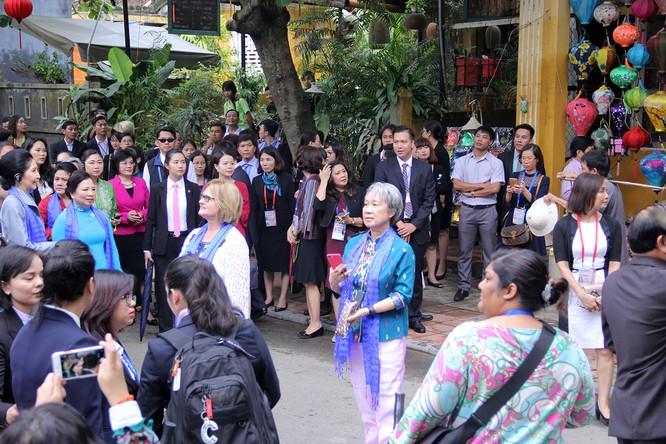 Đoàn phu nhân lãnh đạo APEC dạo phố cổ Hội An ảnh 3
