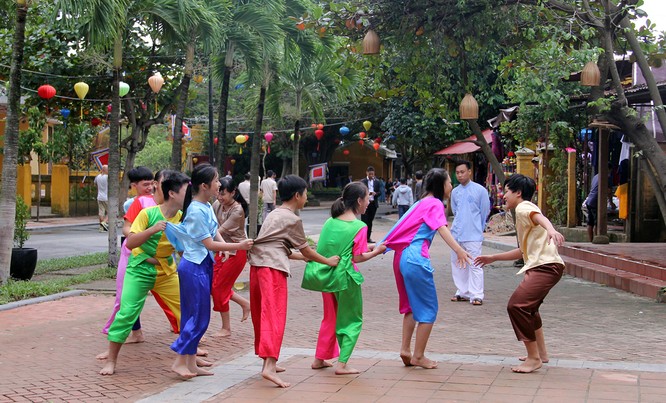 Đoàn phu nhân lãnh đạo APEC dạo phố cổ Hội An ảnh 5