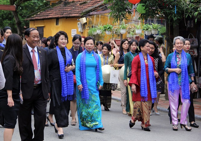Đoàn phu nhân lãnh đạo APEC dạo phố cổ Hội An ảnh 2