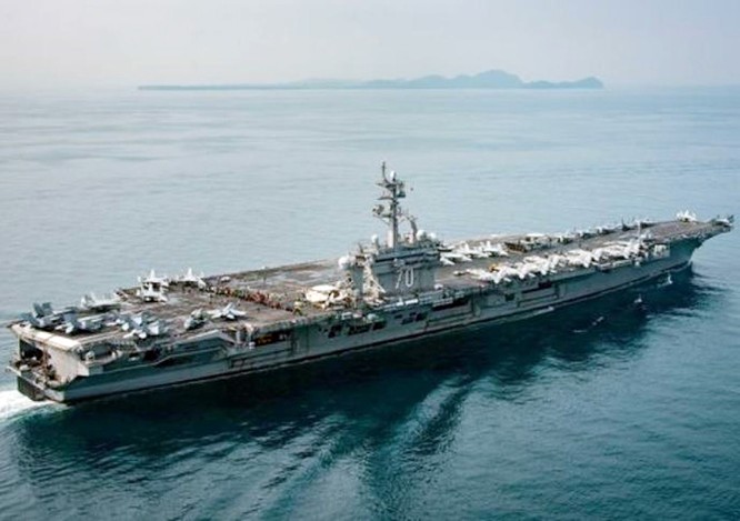 Tàu sân bay USS Carl Vinson (CVN 70) đang hoạt động trên biển