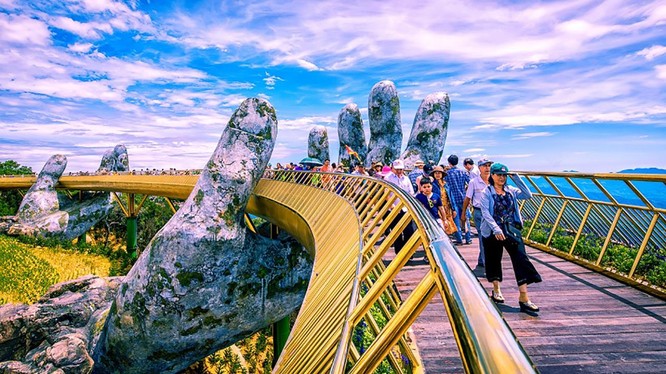 Cầu vàng Sun World Ba Na Hills, một công trình mang dấu ấn du lịch cho Đà Nẵng trong năm 2018