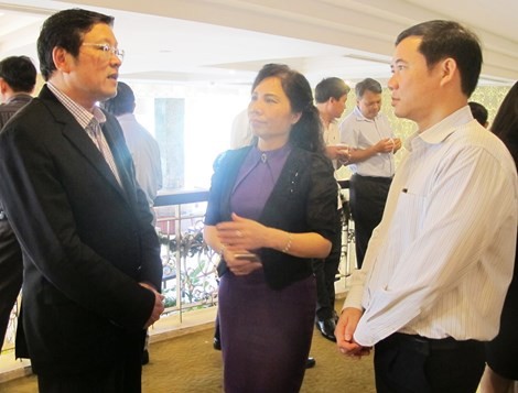 Ông Phan Đình Trạc, Phó ban Nội chính Trung ương (ngoài cùng bên trái) trao đổi với các đại biểu bên lề hội nghị.