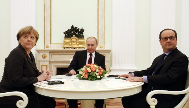 Thủ tướng Đức Angela Merkel, Tổng thống Nga Vladimir Putin và Tổng thống Pháp Francois Hollande trong cuộc họp ở Matxcơva - Ảnh: Reuters