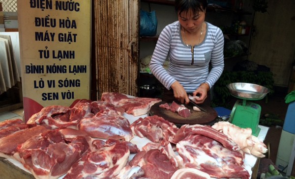 Xăng giảm 10 ngàn/lít, hàng tiêu dùng, thực phẩm vẫn tăng giá? ảnh 1