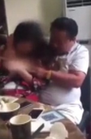 Lột quần áo gái trẻ, quan sa đọa bị cách chức, khai trừ đảng ảnh 2