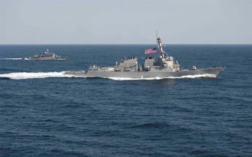 Chiến hạm Mỹ áp sát đảo nhân tạo Trung Quốc-Những “nước cờ” siêu cường ảnh 1
