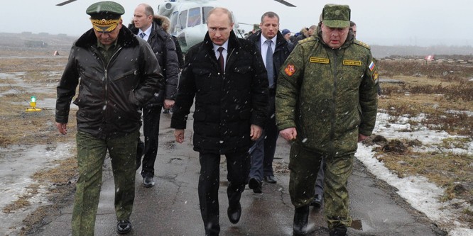 Ông Putin trong một lần thị sát quân đội Nga tập trận cùng bộ trưởng quốc phòng Soigu