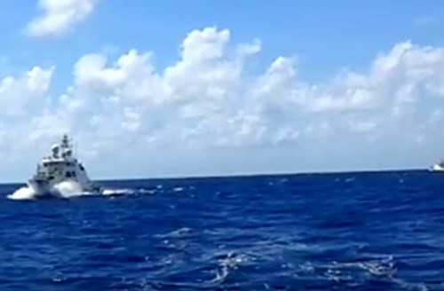 Chiến hạm Trung Quốc mở bạt pháo, chĩa súng đe dọa tàu tiếp tế Trường Sa ảnh 2
