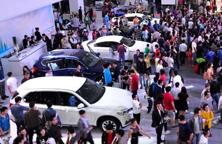 Chạy thuế, chơi Tết: Ôtô đua nhau tăng giá hàng ngàn USD ảnh 1