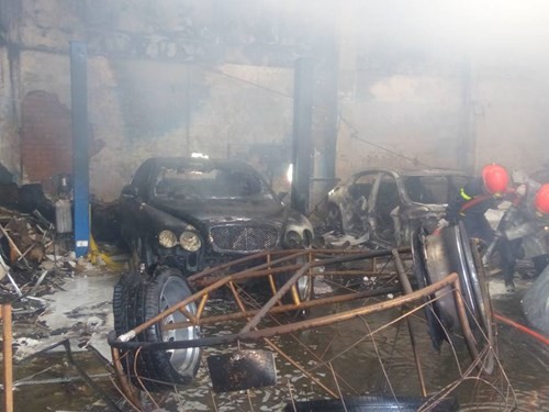 Hàng loạt siêu xe Bentley bị thiêu rụi trong vụ cháy ở Sài Gòn ảnh 6