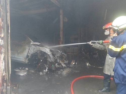 Hàng loạt siêu xe Bentley bị thiêu rụi trong vụ cháy ở Sài Gòn ảnh 7
