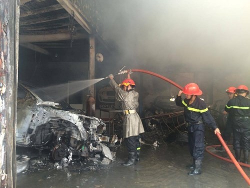 Hàng loạt siêu xe Bentley bị thiêu rụi trong vụ cháy ở Sài Gòn ảnh 4