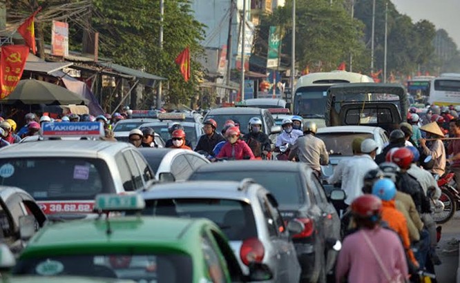 Ùn tắc “trên từng cây số”, dân băng đồng tìm đường về Hà Nội, TPHCM ảnh 4