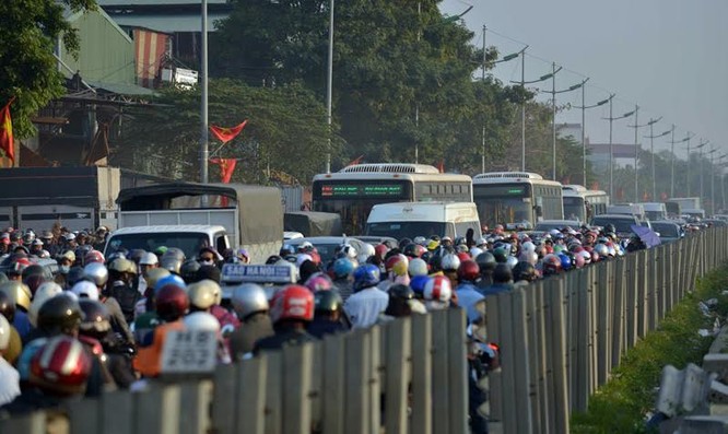 Ùn tắc “trên từng cây số”, dân băng đồng tìm đường về Hà Nội, TPHCM ảnh 3
