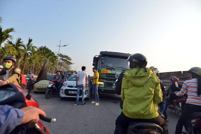 Ùn tắc “trên từng cây số”, dân băng đồng tìm đường về Hà Nội, TPHCM ảnh 2