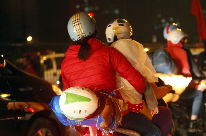 Ùn tắc “trên từng cây số”, dân băng đồng tìm đường về Hà Nội, TPHCM ảnh 10