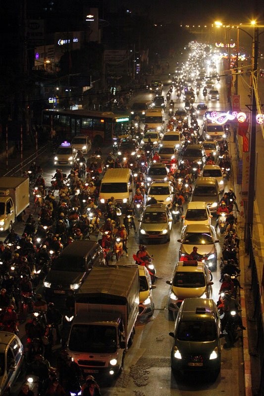 Ùn tắc “trên từng cây số”, dân băng đồng tìm đường về Hà Nội, TPHCM ảnh 14