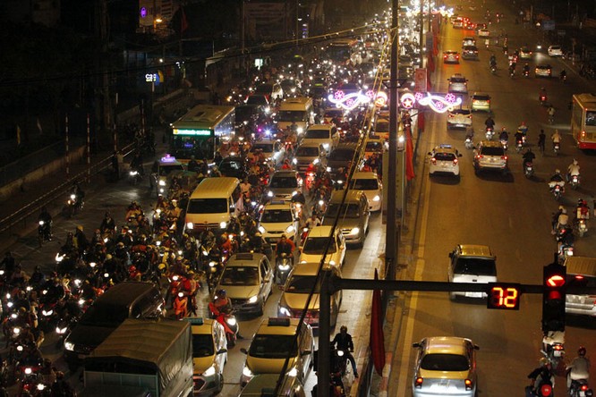 Ùn tắc “trên từng cây số”, dân băng đồng tìm đường về Hà Nội, TPHCM ảnh 15