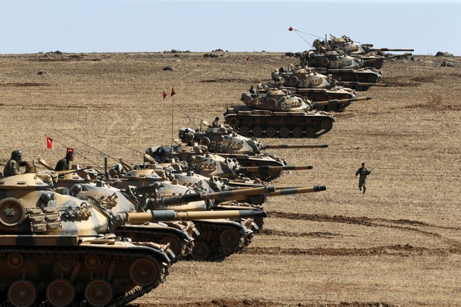 Xe tăng của quân Thổ triển khai ở biên giới giáp Syria
