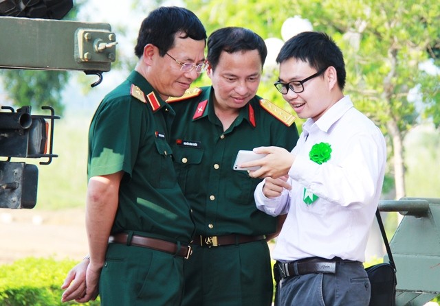 Ông Nguyễn Mạnh Hùng (trái) và TS Nguyễn Bá Hải trao đổi một vài ý tưởng về mắt thần cho người khiếm thị.