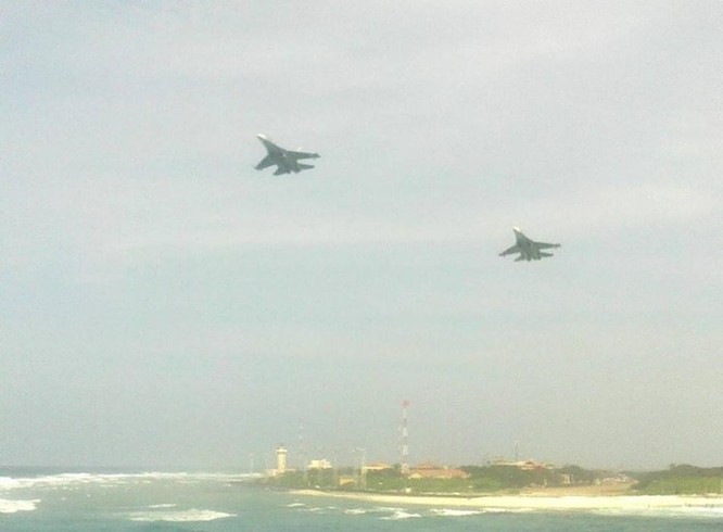 Chiến đấu cơ Su-30MK2 của không quân Việt Nam bay tuần tra ở quần đảo Trường Sa