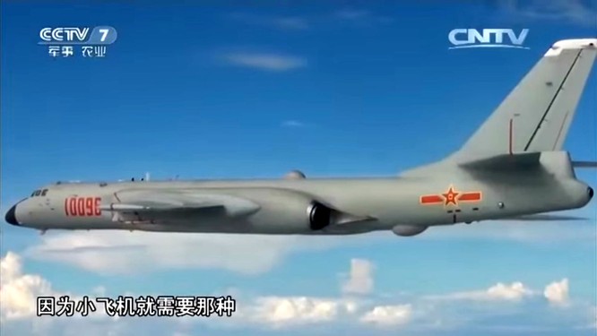 Máy bay ném bom H-6K của Trung Quốc phô trương thanh thế trên bãi cạn Scaborough