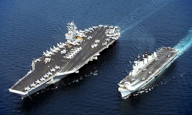 Tàu sân bay Stennis của hải quân Mỹ và tàu sân bay trực thăng Izumo của Nhật Bản tập trận trên biển