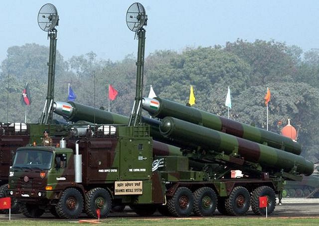 Tên lửa hành trình siêu thanh Brahmos của Ấn Độ được đánh giá là vũ khí chống hạm nguy hiểm nhất thế giới, có thể hạ tàu sân bay chỉ bằng một phát bắn